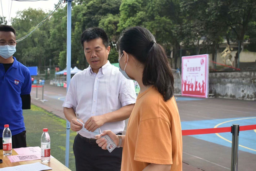 赵院长在现场交谈.jpg
