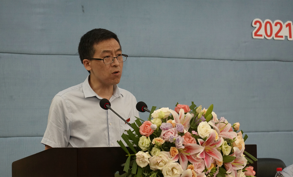 赵中权副院长宣读文件.jpg