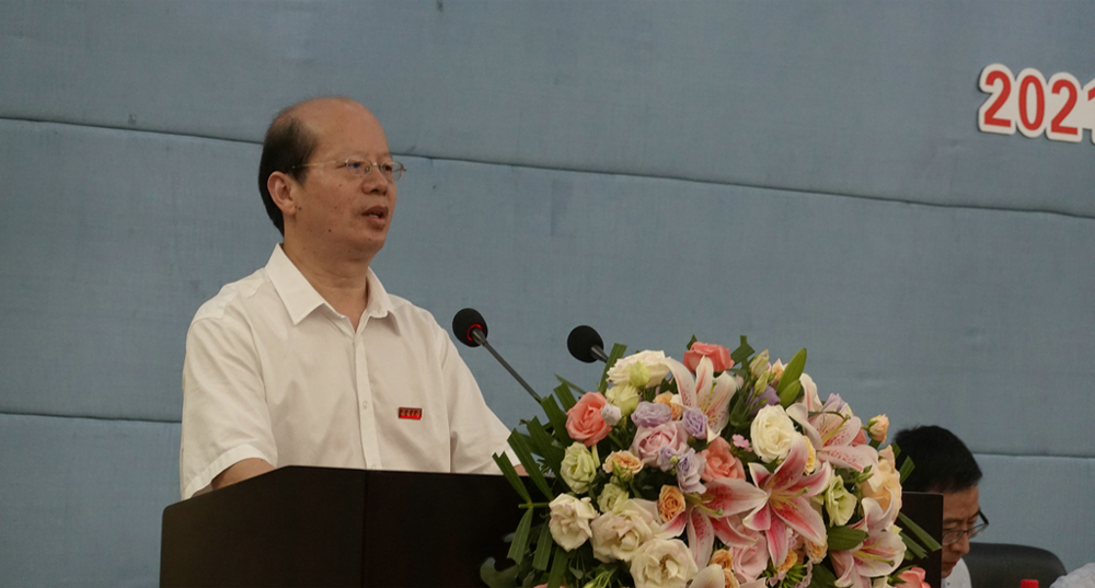 周克勇副院长宣读文件.jpg